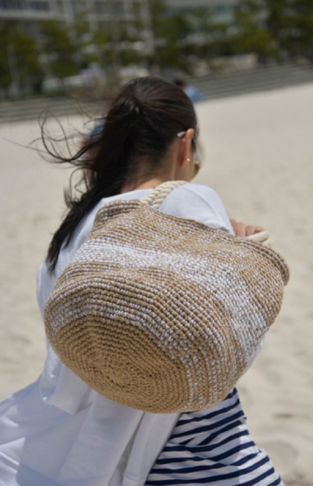 Hemp salsa bucket type beach bag - 女装针织衫/毛衣 - 其他材质 卡其色