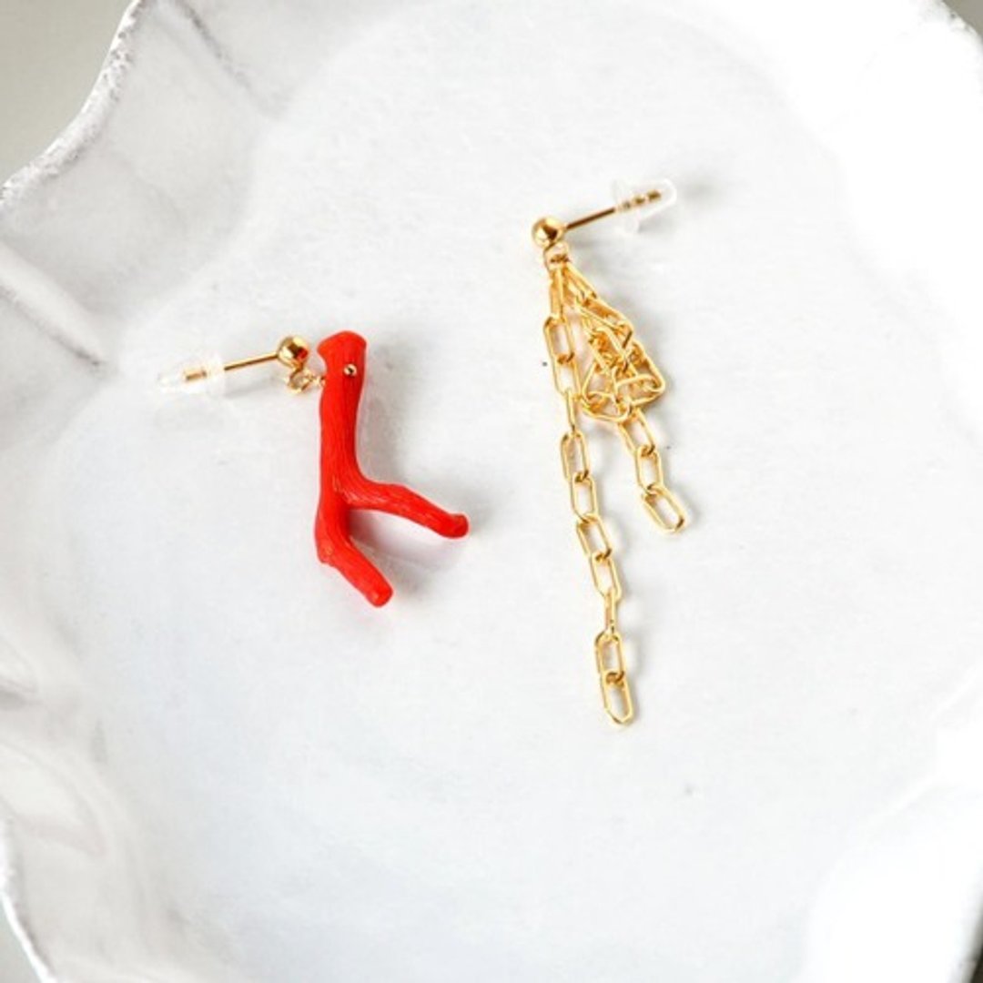 14kgf/Akamoto Coral from Sardinia x Chain Asymmetric Earrings - 耳环/耳夹 - 宝石 