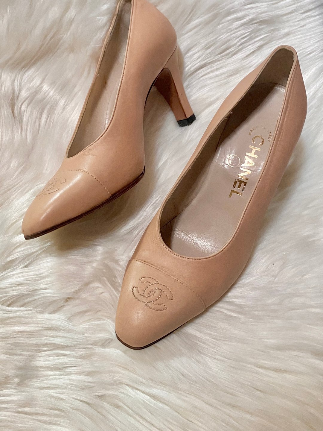 古董香奈儿 (Chanel) 裸粉色羔羊皮尖头高跟鞋，缀饰 CC 品牌标志，尺寸 36 1/2 / 36.5 - 高跟鞋 - 真皮 粉红色