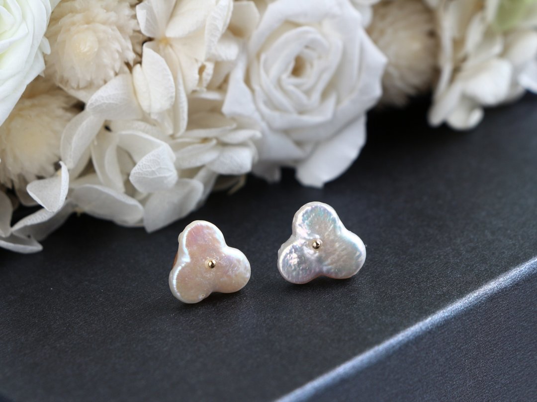 14kgf-3 petals pearl pierced earrings / can change to clip-on - 耳环/耳夹 - 宝石 白色