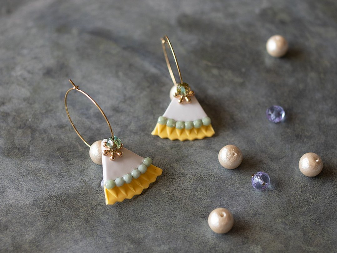 one item only / Triangle frill earrings / Allergy free - 耳环/耳夹 - 粘土 黄色