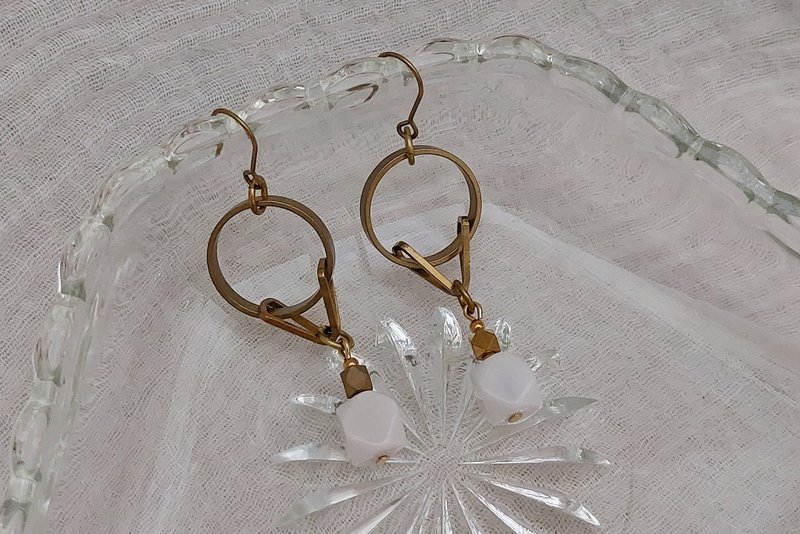 地仙 L'IMMORTEL 妳的执着都是迷人的 白玉随 黄铜垂坠耳环 - 耳环/耳夹 - 铜/黄铜 白色