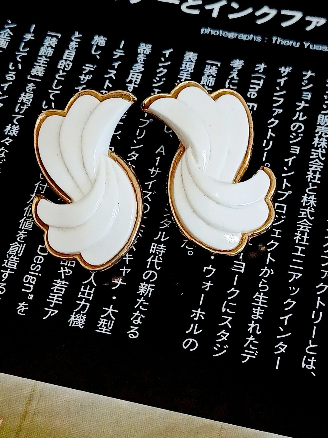 vintage jewelry  Trifari 古典白色赛珞珞 羽翼意象 夹式耳环 - 耳环/耳夹 - 其他金属 