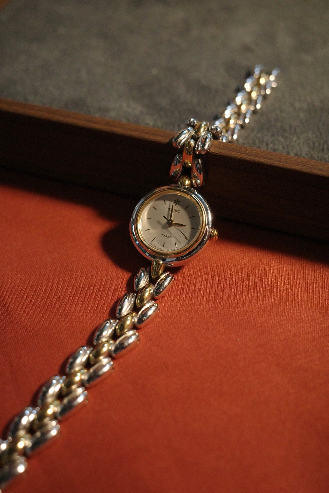 母亲节礼物 Seiko 1990s Tisse Gold Round Quartz Watch - 女表 - 其他金属 金色