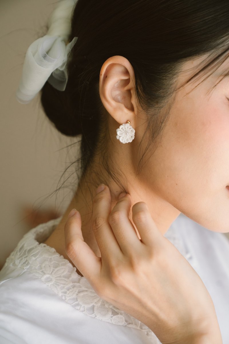 珍珠蕾丝小花耳环 - 耳环/耳夹 - 其他材质 白色