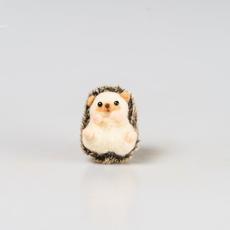 嗨嗨大家好-羊毛毡刺猬宝宝 - 吊饰 - 羊毛 卡其色