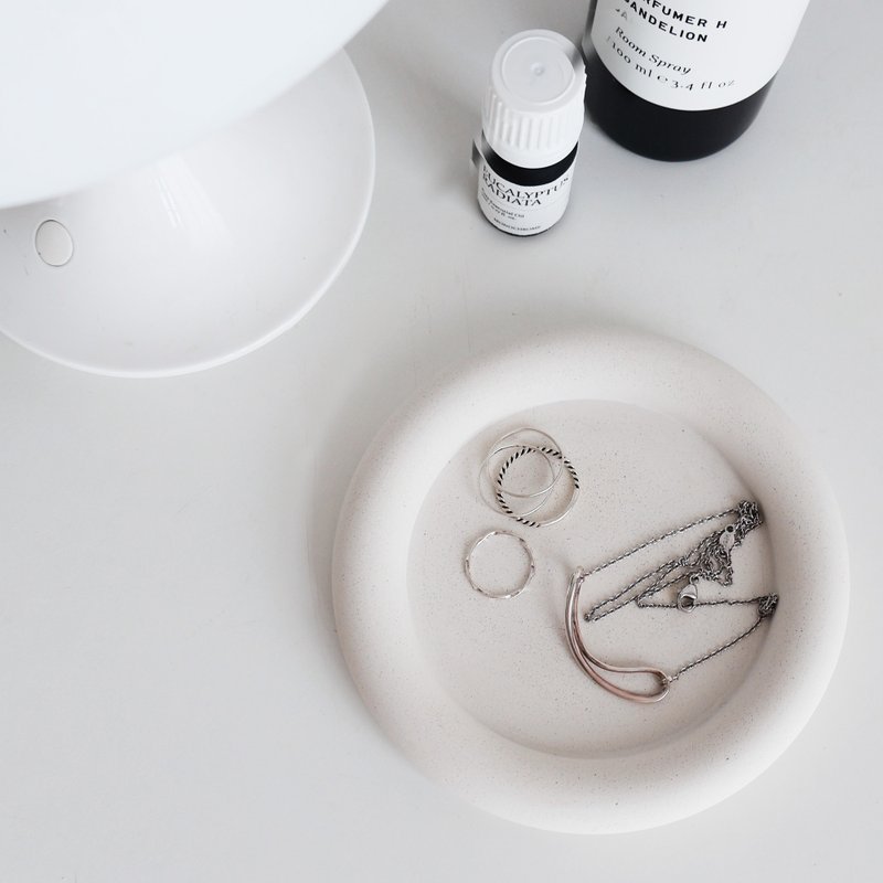 CONCRETE LATTLE 奶霜拿铁 | 小圆水泥吸水杯垫・收纳盘・饰品盘 - 收纳用品 - 石头 白色