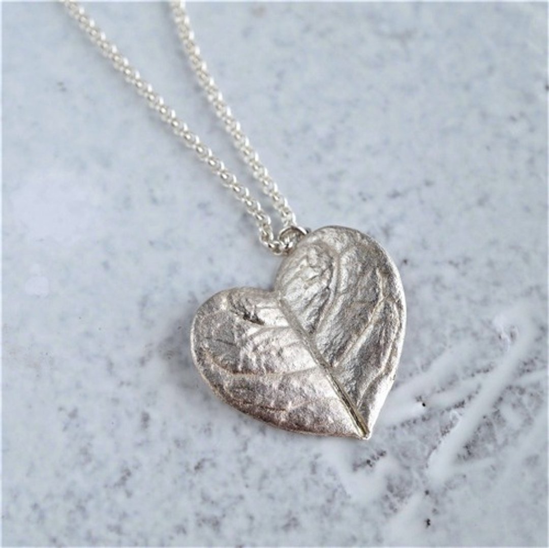 Feijoa leaf necklace (heart) {P079SV} - 项链 - 其他金属 