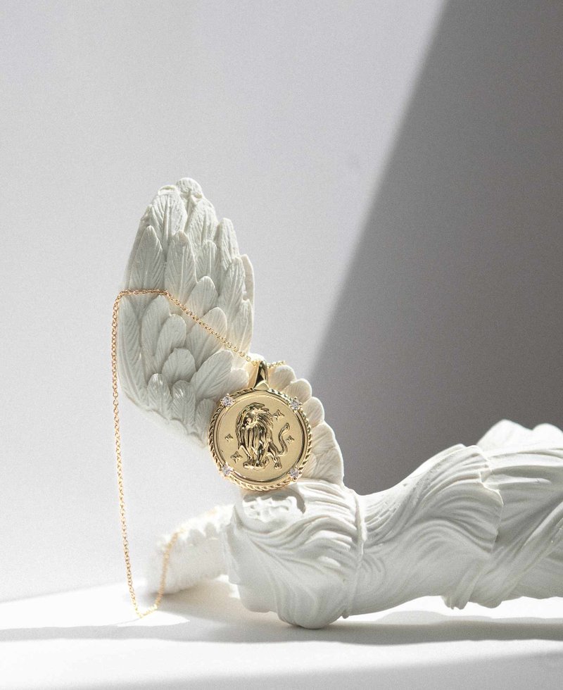 狮子座金徽章吊坠项链 | Sachelle Collective - 项链 - 贵金属 金色