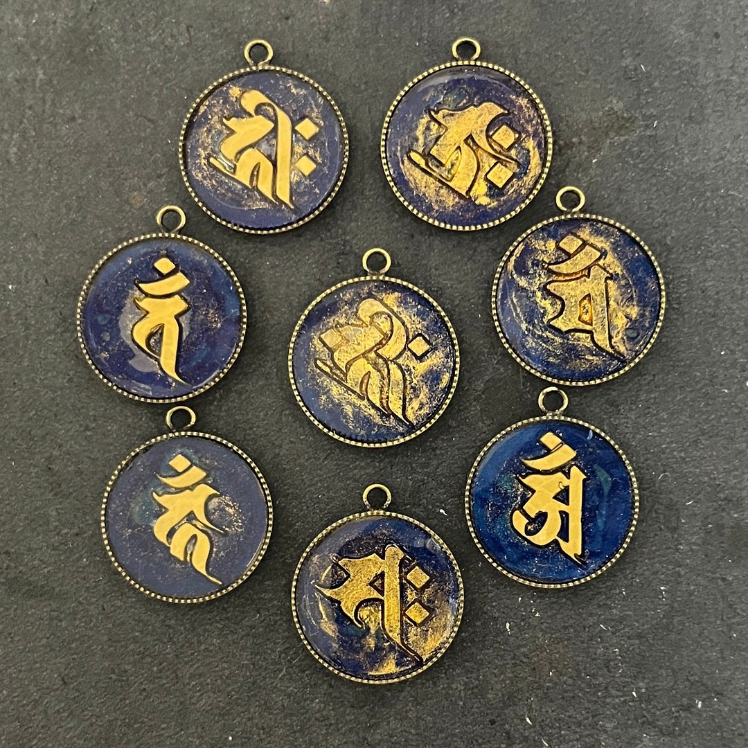 佛陀梵字坠饰 - 吊饰 - 其他金属 