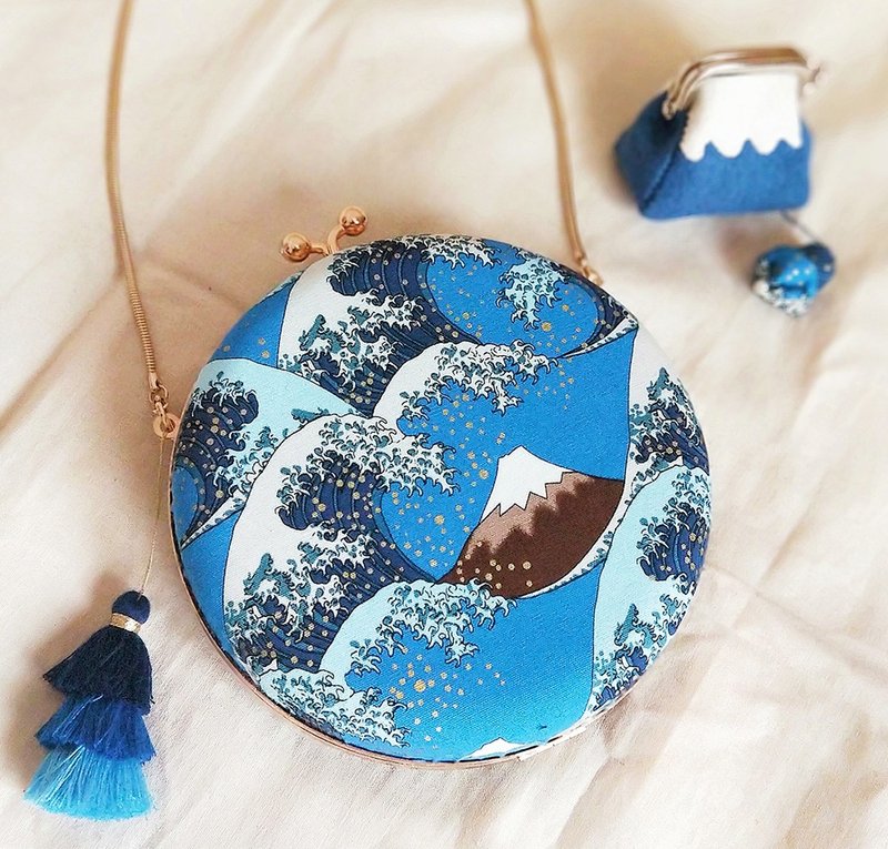 日式海浪富士山小圆包双面礼物肩背手提手拿三式口金包【HOPOTOTO】 - 侧背包/斜挎包 - 棉．麻 咖啡色