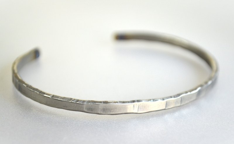 钛手镯，银色锤纹饰面，定制 - 手链/手环 - 其他金属 银色