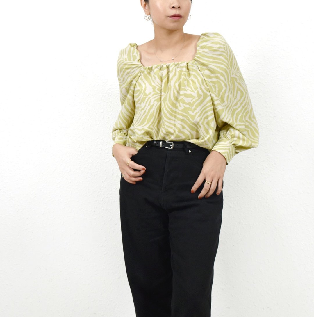 ASTRID BLOUSE 青榄印花 方领 泡泡宽松性格上衣 - 女装上衣 - 其他材质 