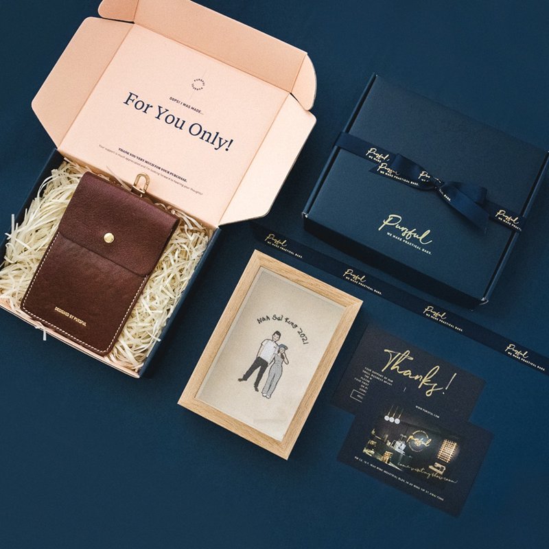 新年礼盒【福袋】似颜绘刺绣画 及 真皮多用途收纳包 两件套 - 订制画像 - 真皮 咖啡色