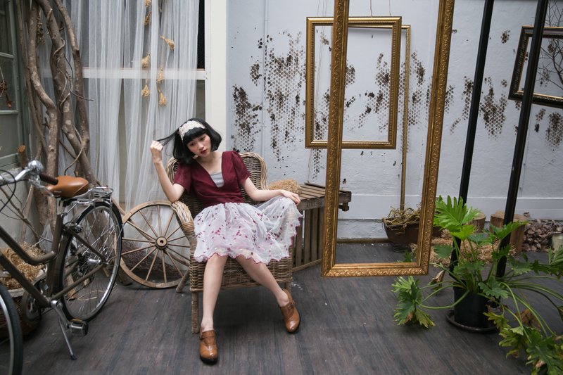 马克转圈圈会有花朵 V领飘飘袖下摆拼接刺绣网纱后绑蝴蝶结洋装 - 洋装/连衣裙 - 棉．麻 红色
