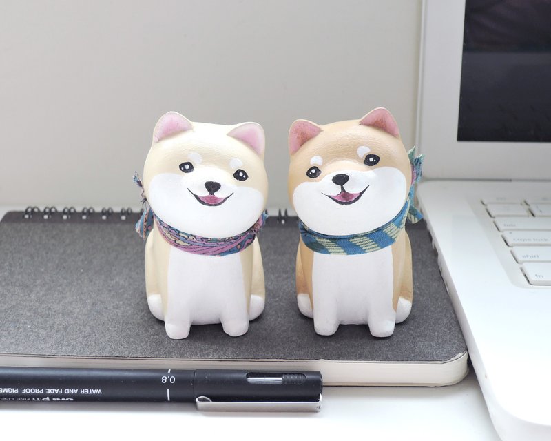 我们在一起  歪头包子脸小柴犬 笔架 纸镇 摆饰 手工小木雕 公仔 - 摆饰 - 木头 咖啡色