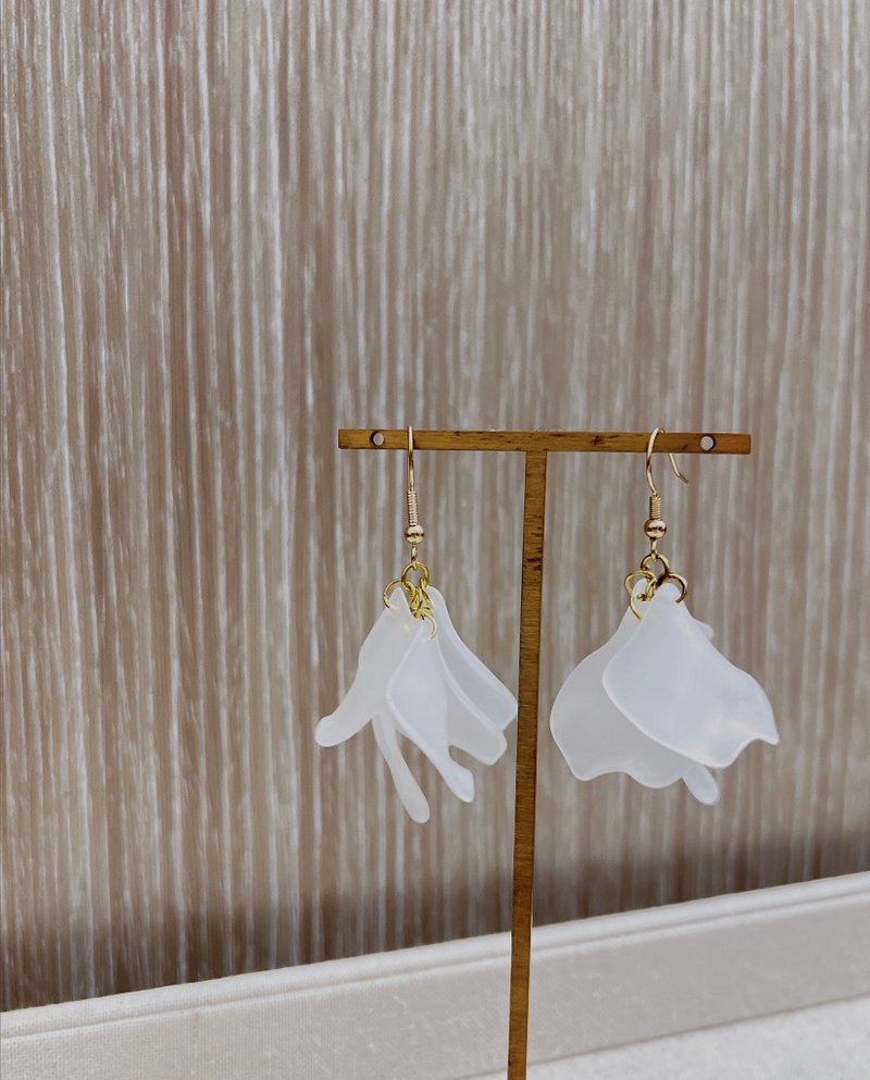 冒牌老板娘 Kingboss透明感大花瓣耳环202203 - 耳环/耳夹 - 其他金属 白色