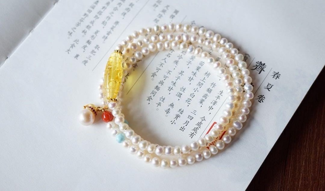 4mm天然原色无加色淡水珍珠 琥珀回纹桶珠绿松石设计多圈手串项链 - 手链/手环 - 木头 白色