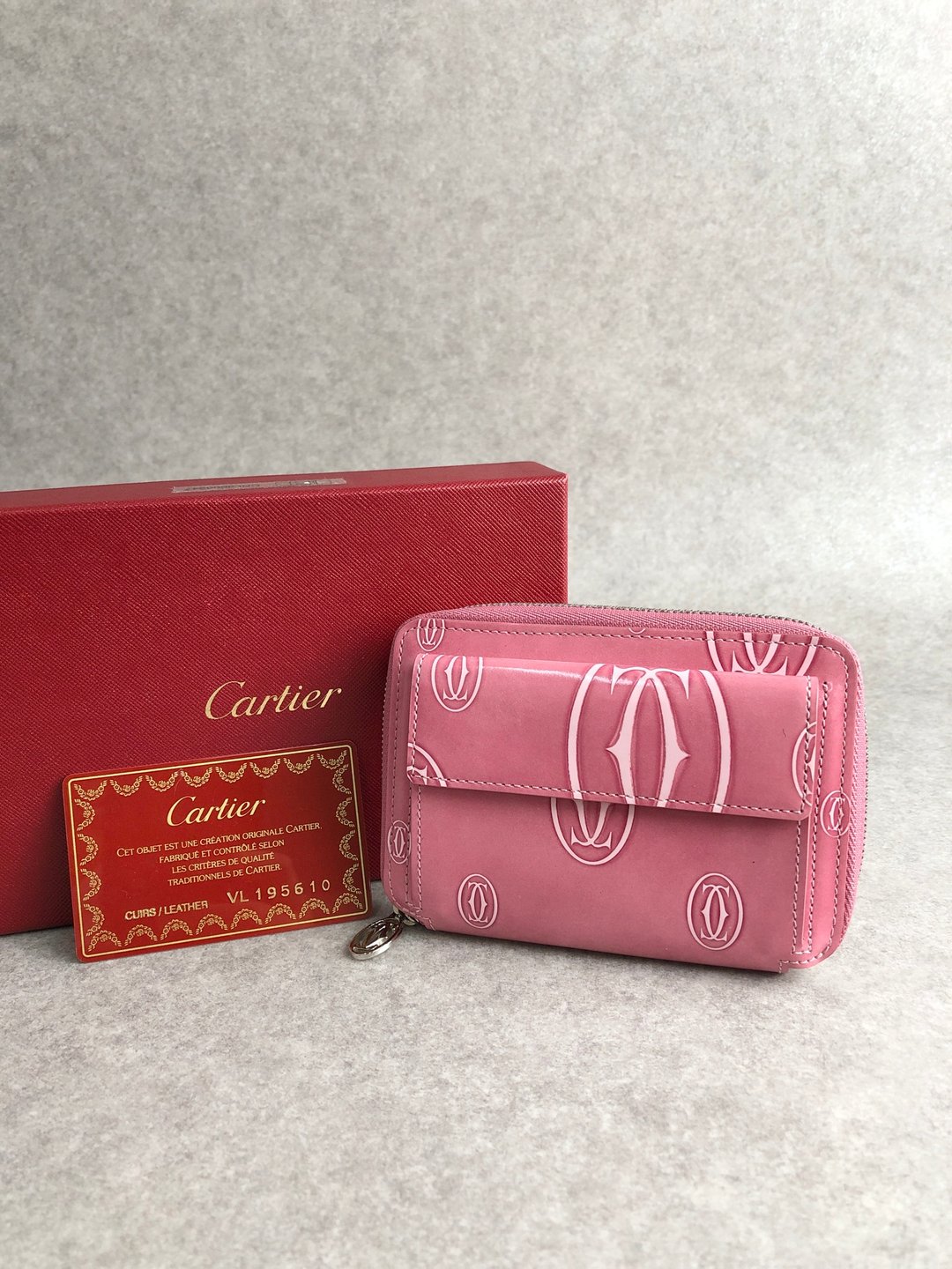 【日本直送 VintageShop solo 名牌中古包】Cartier 卡地亚 Happy Birthday 短夹 桃粉 漆皮皮革 双折短夹 - 皮夹/钱包 - 真皮 粉红色