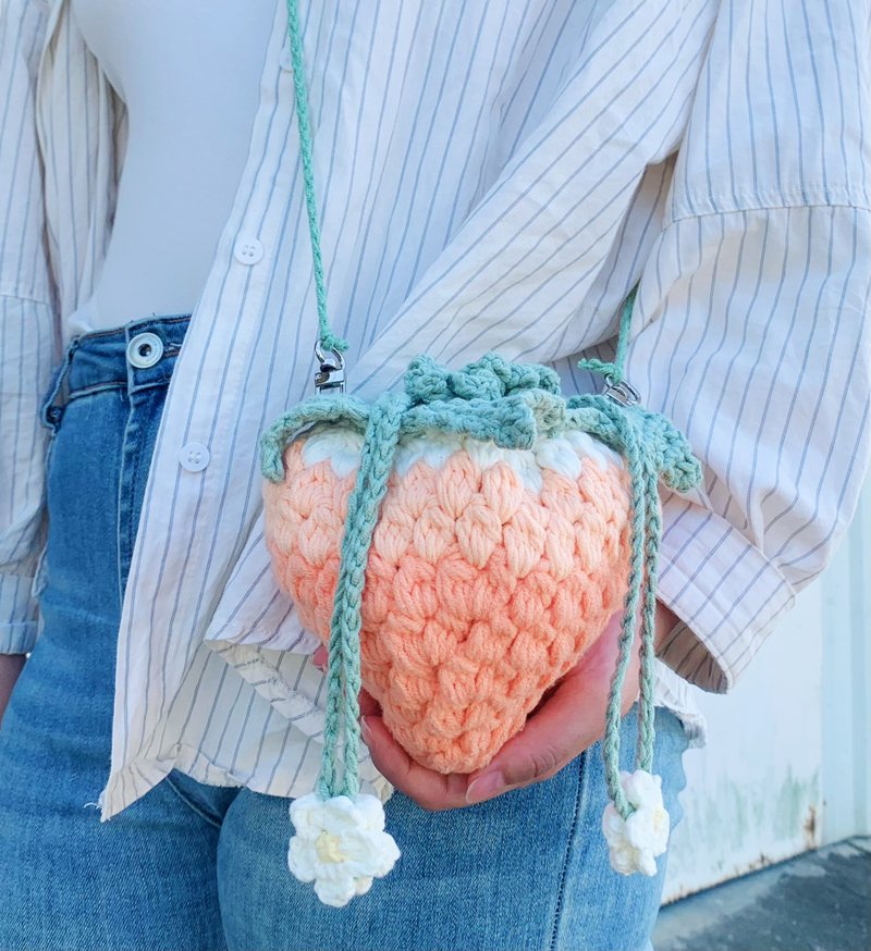 可爱草莓编织包 手作束口袋 手提/侧背两用 - 侧背包/斜挎包 - 其他材质 