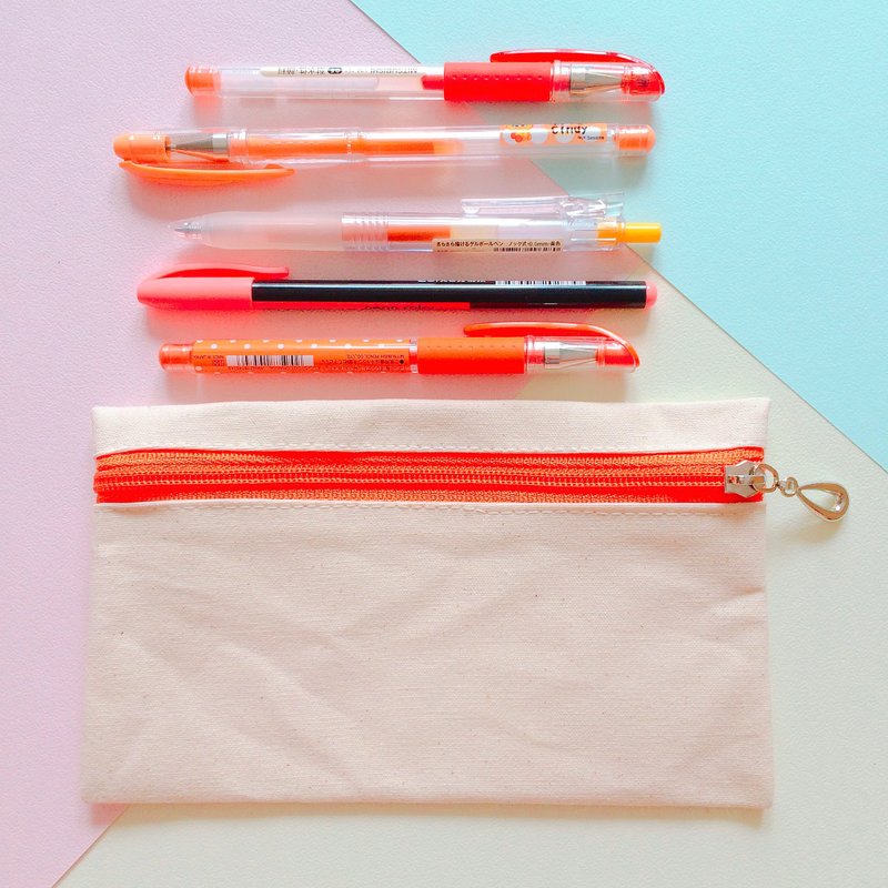 犀利希莉LOGO万用包::帆布拉链万用包 - 化妆包/杂物包 - 棉．麻 白色