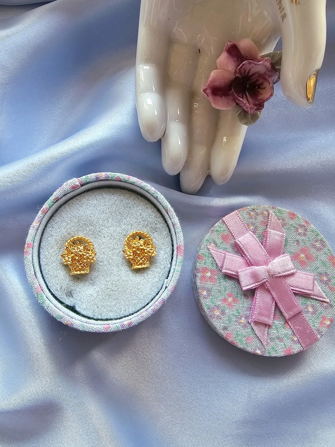 AVON金色可爱小花篮针式耳环/vintage美国西洋古董 - 耳环/耳夹 - 其他金属 