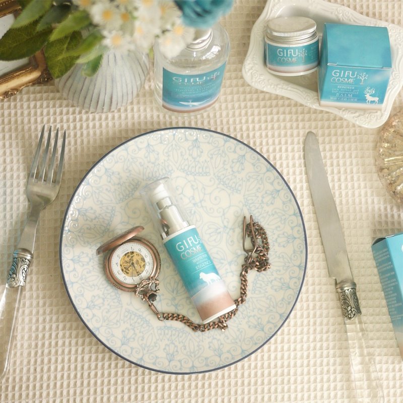 专宠礼盒组 --- 化妆水+精华液+万用膏   免费礼盒包装 - 精华液/安瓶 - 其他材质 蓝色