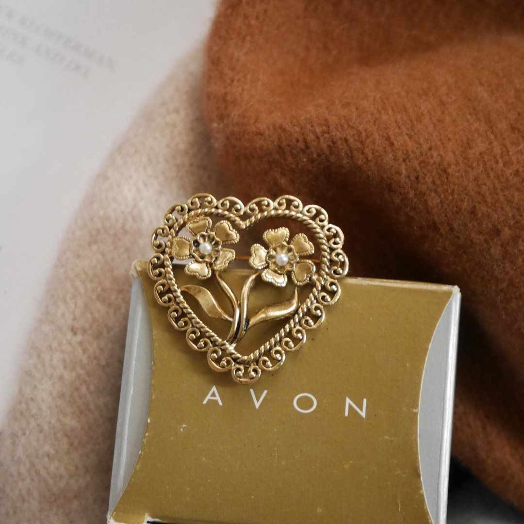 古董Avon 1998 古金色缕空爱心小花别针胸针B2192 - 胸针 - 其他金属 金色