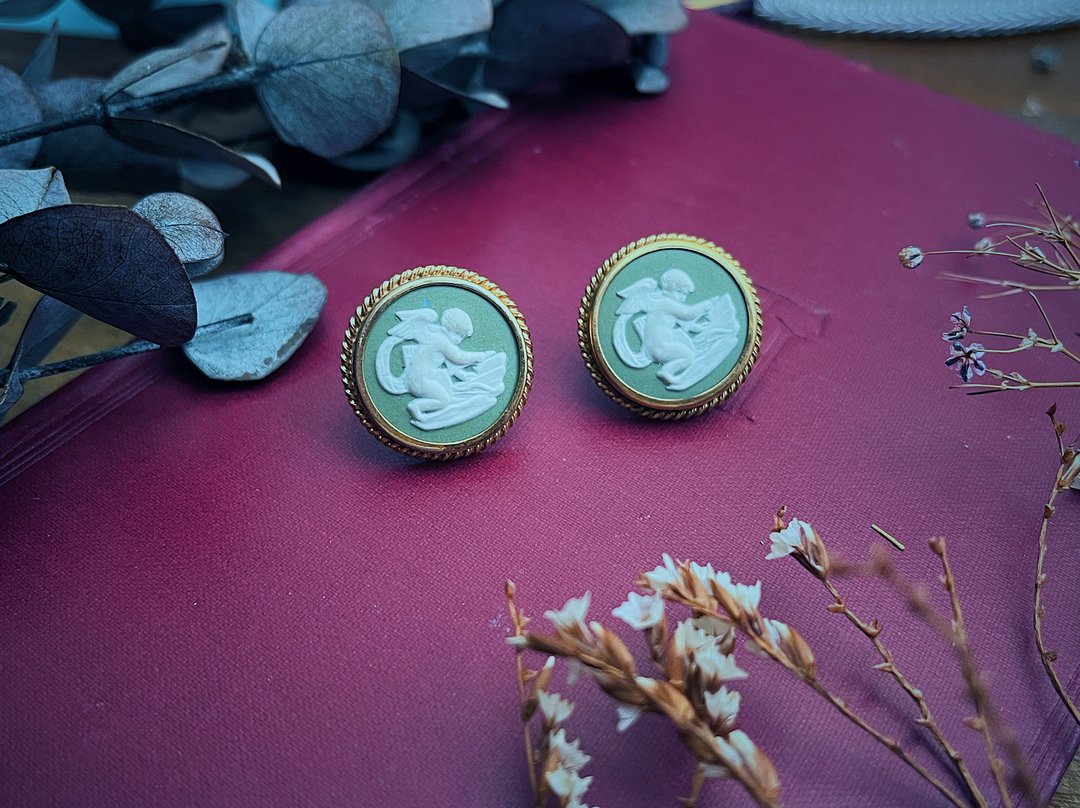 Wedgwood浮雕玉石 邱比特耳环－欧洲古董首饰 Vintage Jewelry - 耳环/耳夹 - 瓷 