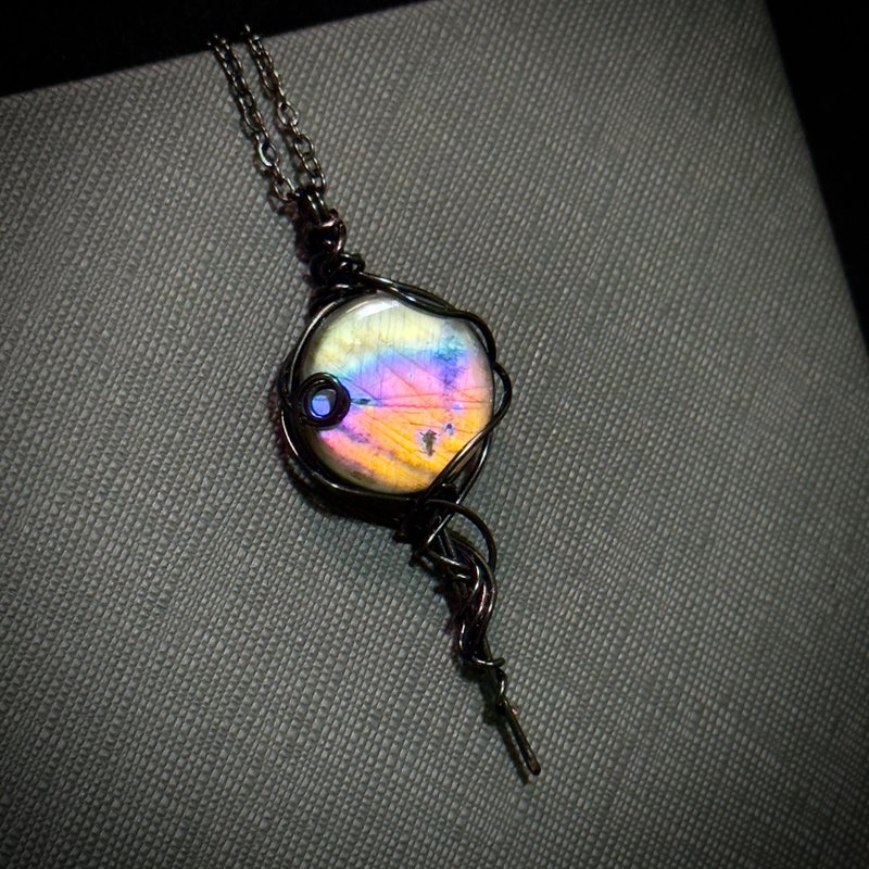 【Whispers of a Fallen Star】 金属编织 拉长石项链 - 项链 - 水晶 多色