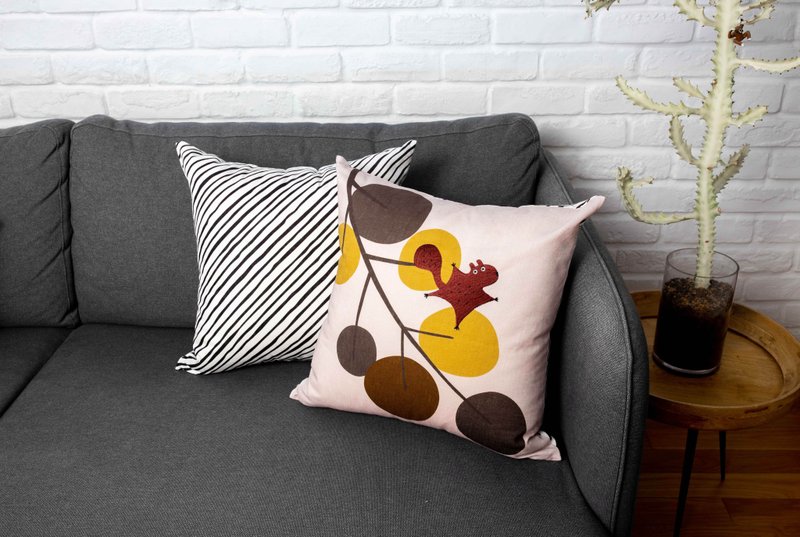 台湾飞鼠刺绣抱枕 - 枕头/抱枕 - 棉．麻 粉红色