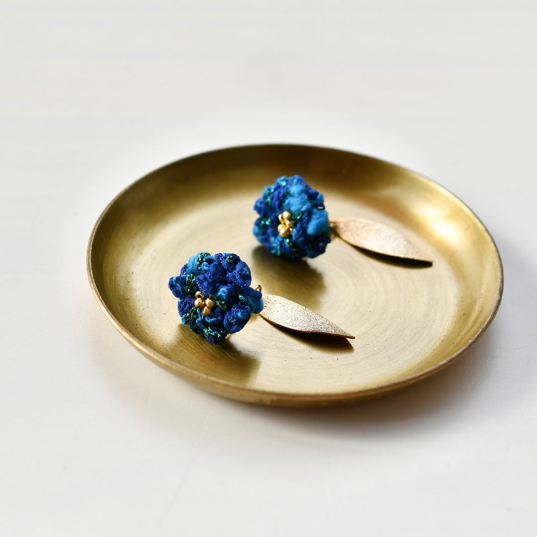 Small flower tassel earrings/Blue - 耳环/耳夹 - 其他材质 蓝色
