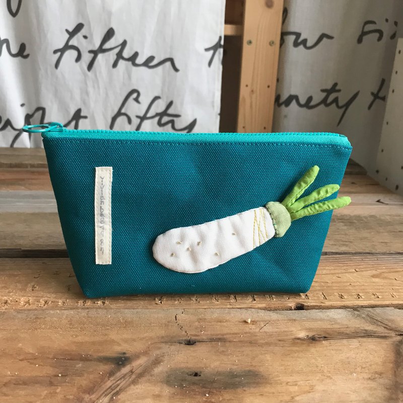 白萝卜拉链包/蓝绿底 - 化妆包/杂物包 - 棉．麻 白色