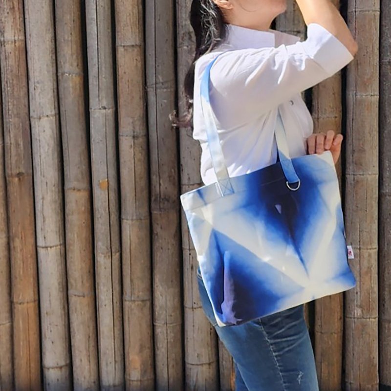 T.T.托特包-目眩神迷(环保数位印花) - 手提包/手提袋 - 棉．麻 蓝色