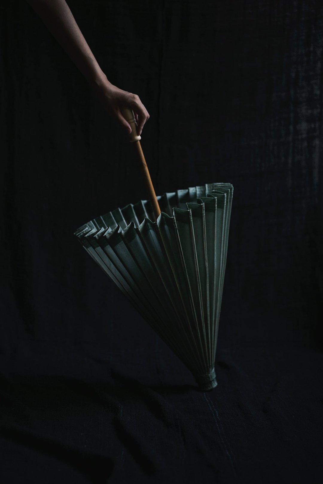 暮・传统美浓手制油纸伞 油绿/草白 - 雨伞/雨衣 - 纸 