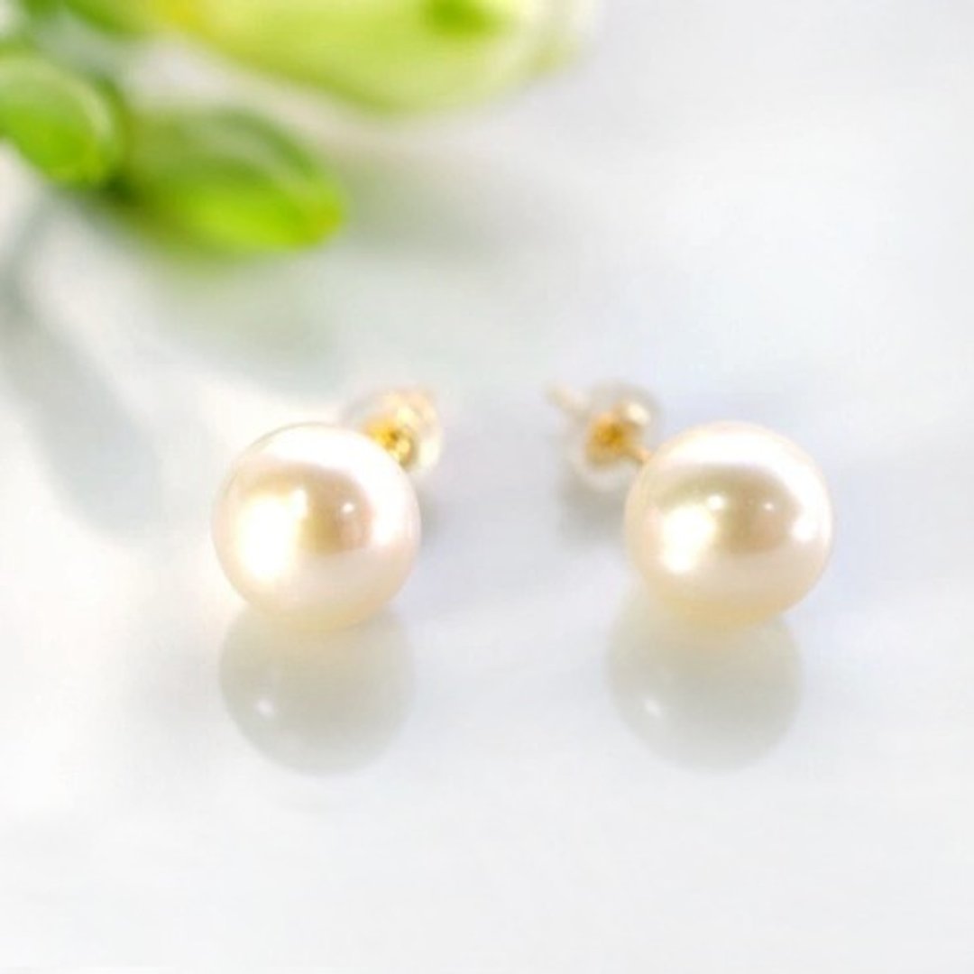 K18 Large Freshwater Pearl 8mm Stud Earrings Rosalinde - 耳环/耳夹 - 宝石 白色