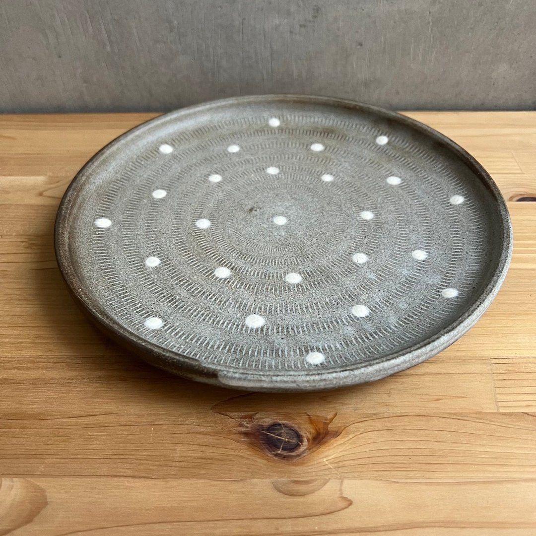 小石原烧 翁明窑元 飞刨点纹 带边立式盘 22.0cm 哑光灰 和式餐具 - 盘子/餐盘/盘架 - 陶 灰色