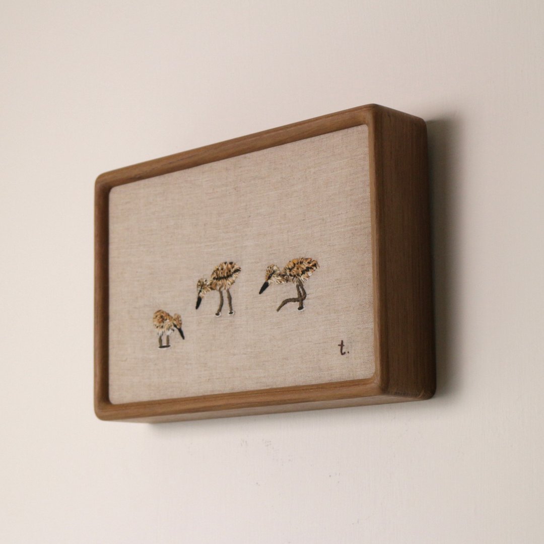 手工刺绣挂画 / 鸟 / 高跷鸻雏鸟觅食中 - 海报/装饰画/版画 - 绣线 咖啡色