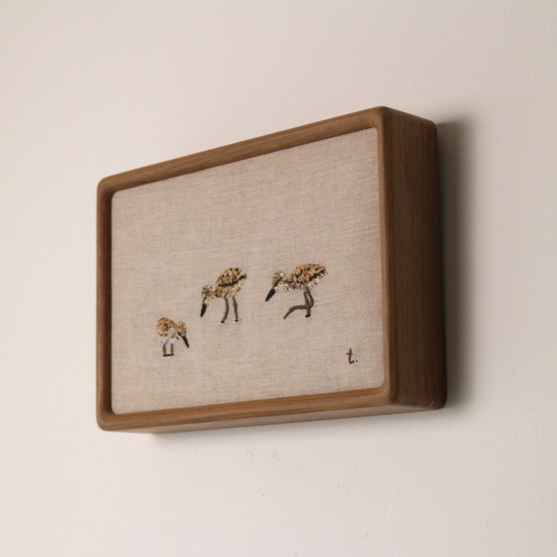 手工刺绣挂画 / 鸟 / 高跷鸻雏鸟觅食中 - 海报/装饰画/版画 - 绣线 咖啡色