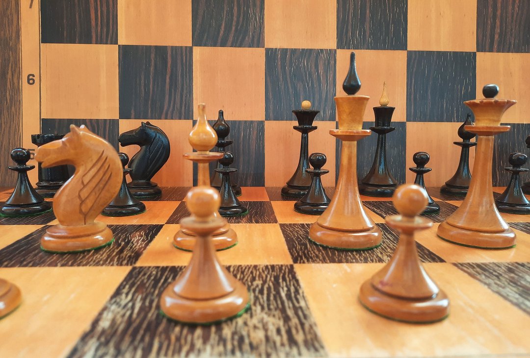 苏联莫尔多瓦棋子 1950 年代 – 老加权俄罗斯西洋棋棋子棕黑色 - 桌游/玩具 - 木头 