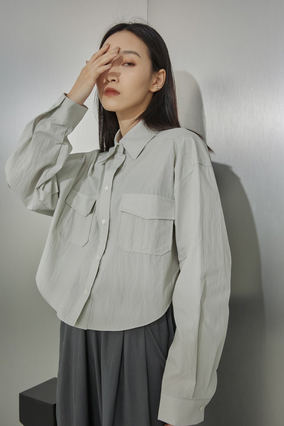 【品牌选品】微皱短版口袋衬衫 灰 - 女装衬衫 - 聚酯纤维 灰色