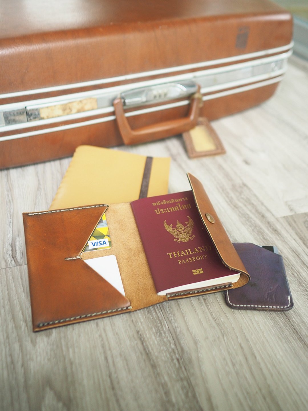 Hand stitched Leather Passport case with brass snap button - 护照夹/护照套 - 真皮 