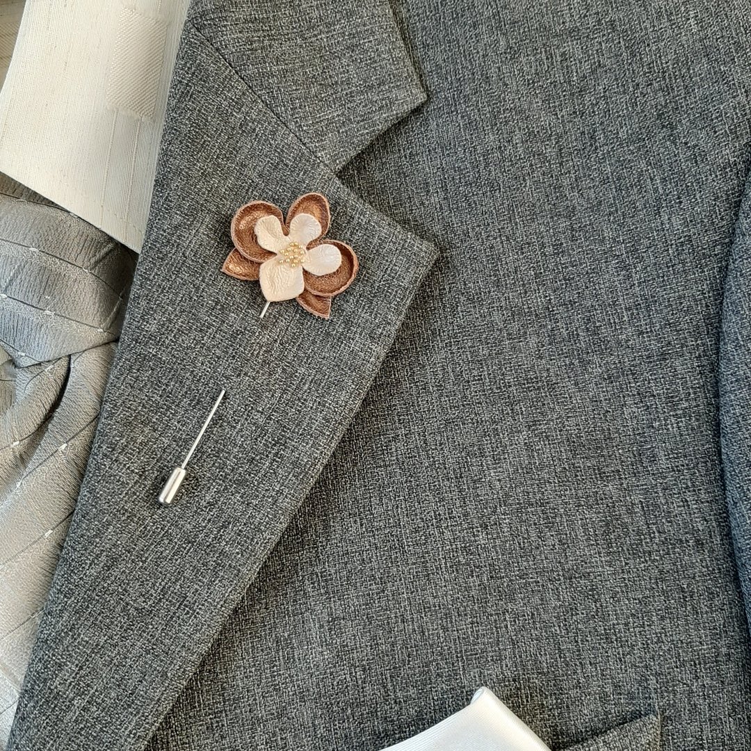 Men's lapel pin flower orchid , Fathers day gift for him Leather boutonniere - 徽章/别针 - 真皮 金色