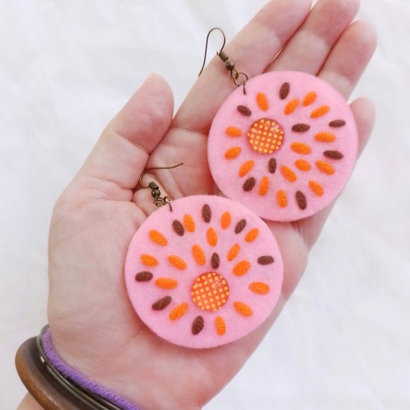 手工制作的自由形状耳环，用纱线和珠子在 2x3 英寸硬毡上刺绣。 - 耳环/耳夹 - 其他材质 