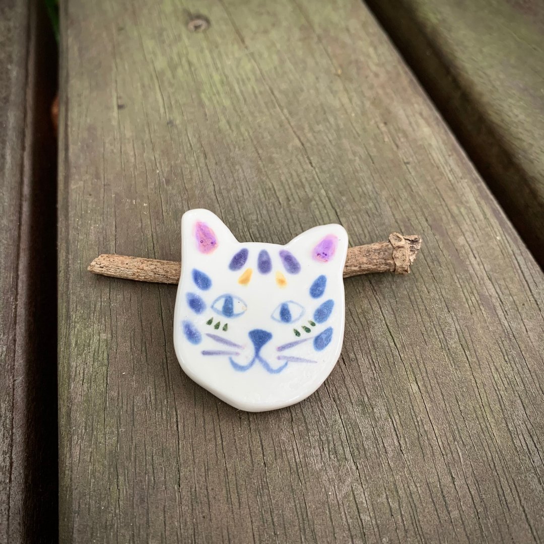 A Lu - 猫儿陶别针 /手做手绘 (仅此一件) - 胸针 - 陶 多色