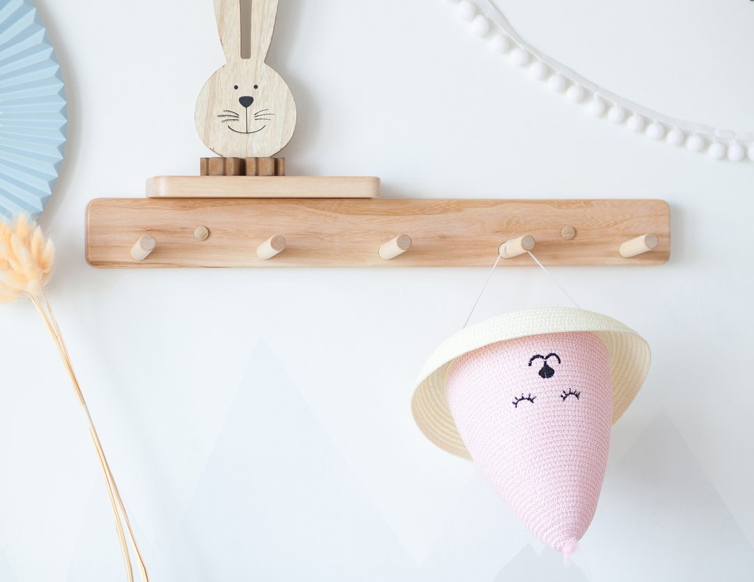 Wall coat rack with shelf, wooden peg rail for nursery, hook rail nursery - 儿童家具 - 木头 