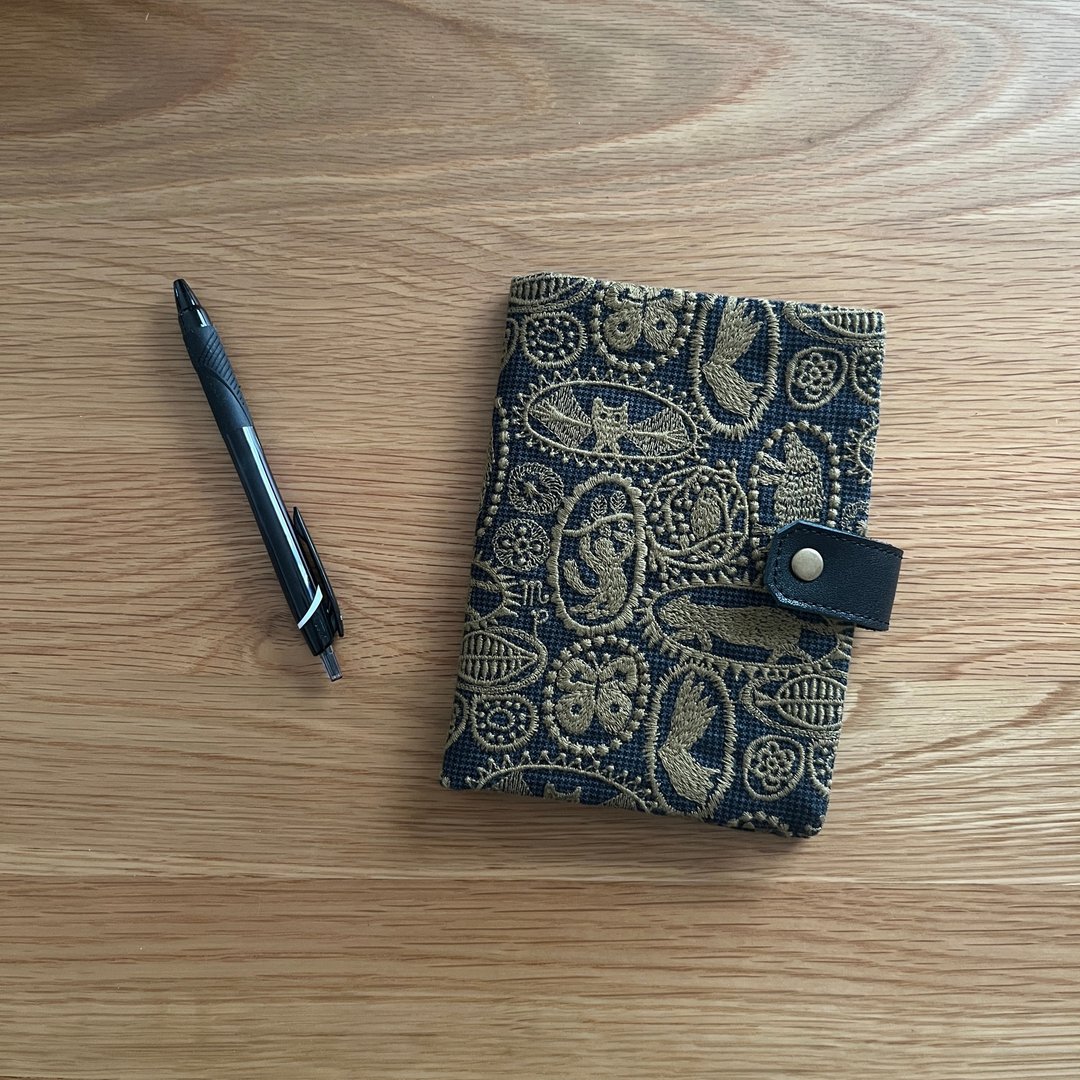 Hobonichi Techo A6 手帐套 mina perhonen jungle relief 动物刺绣 pinkoi 专送 - 笔记本/手帐 - 亚麻 咖啡色