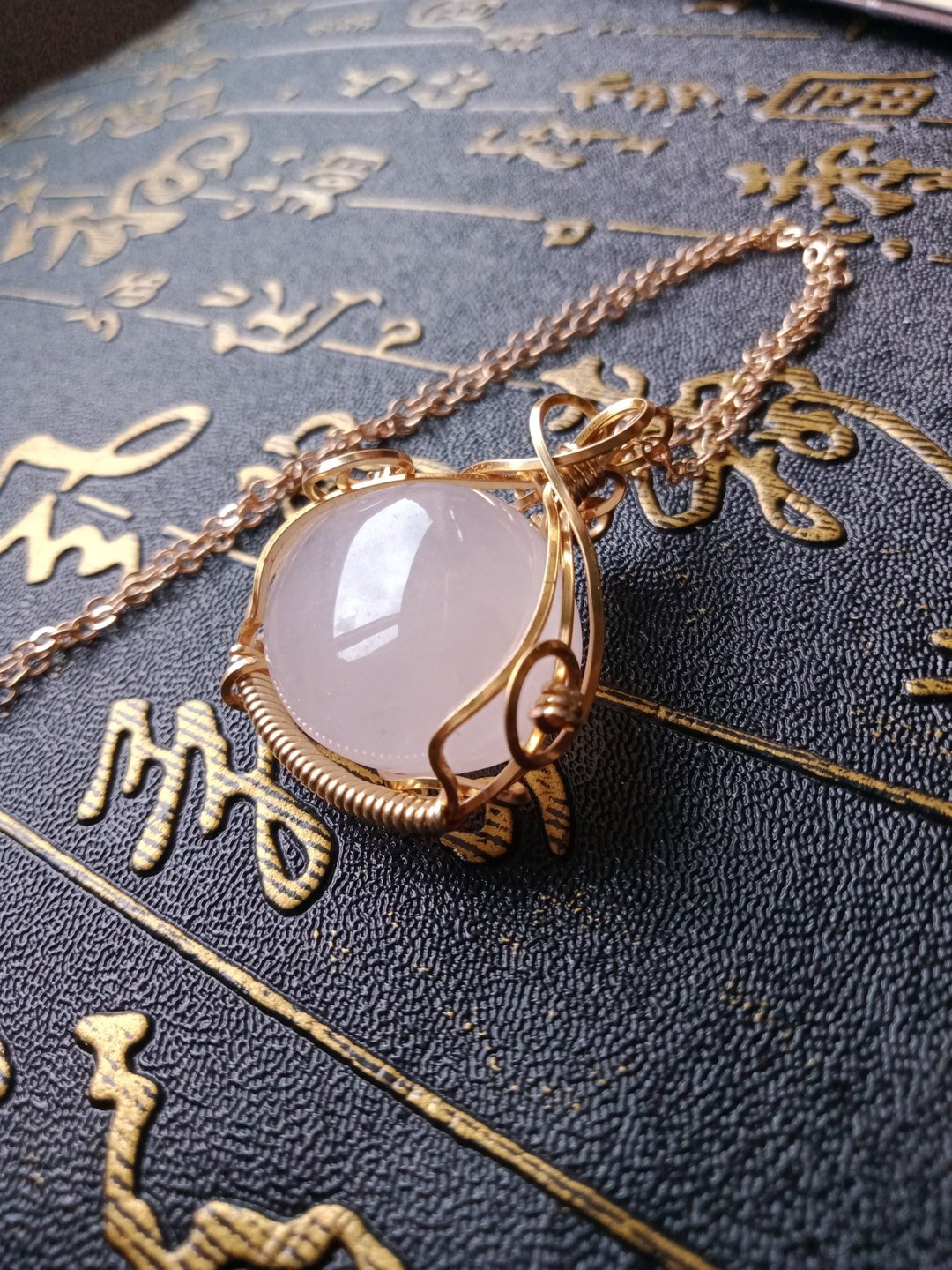 佚名山河。项链。粉水晶。金属编织。附金属细链 - 项链 - 宝石 粉红色