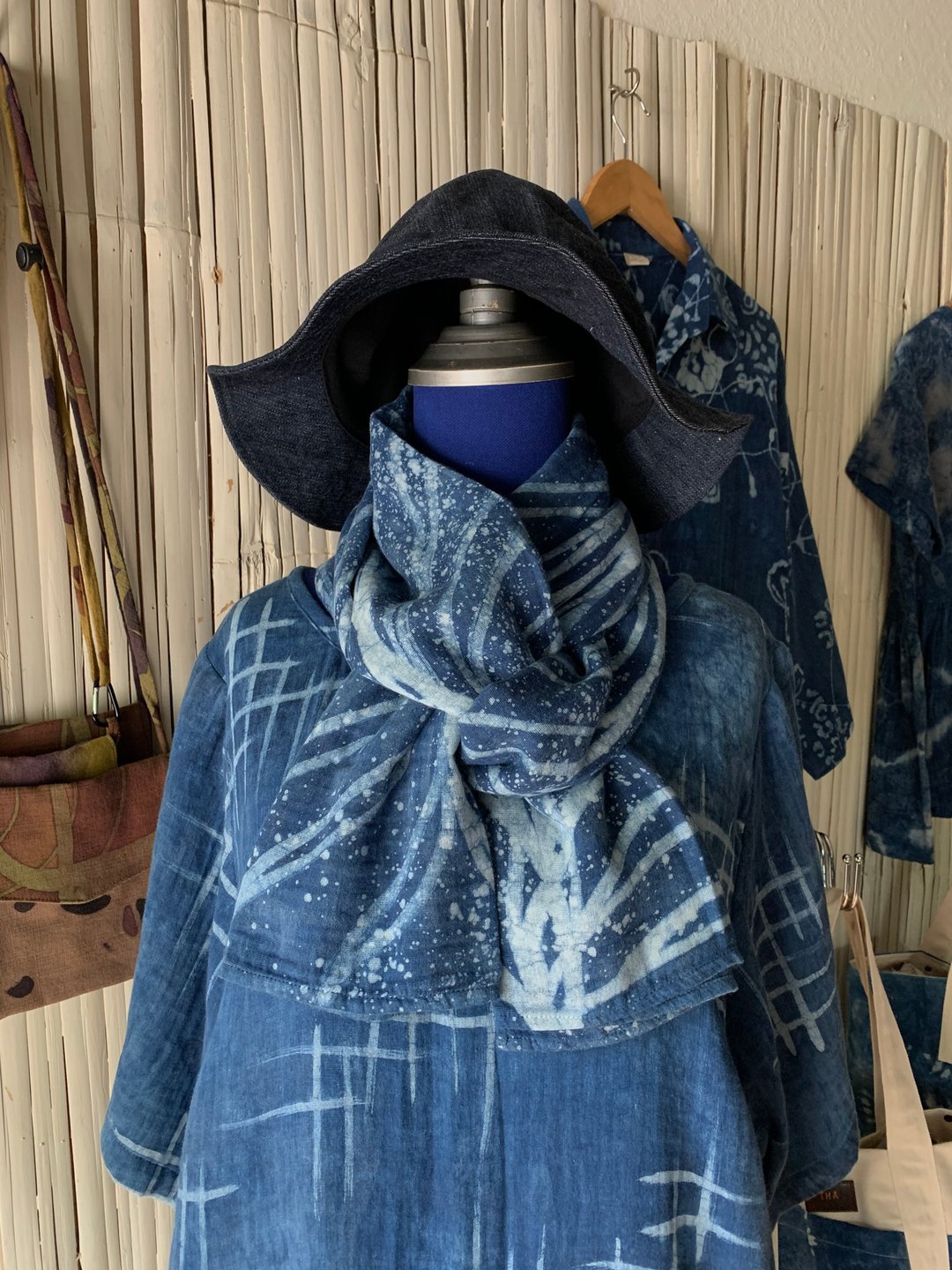 Indigo batik scarf - 丝巾 - 棉．麻 