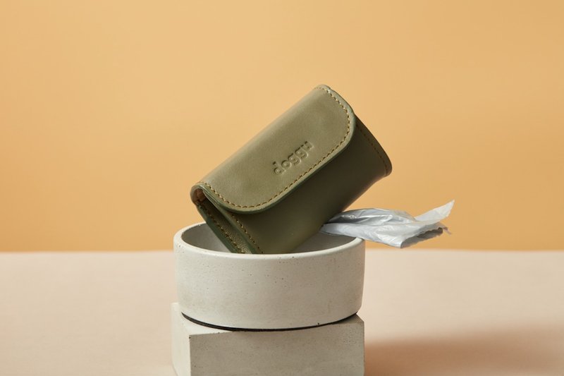 Waste Bag Carrier Doggu - Olive (green) leather - 项圈/牵绳 - 真皮 绿色